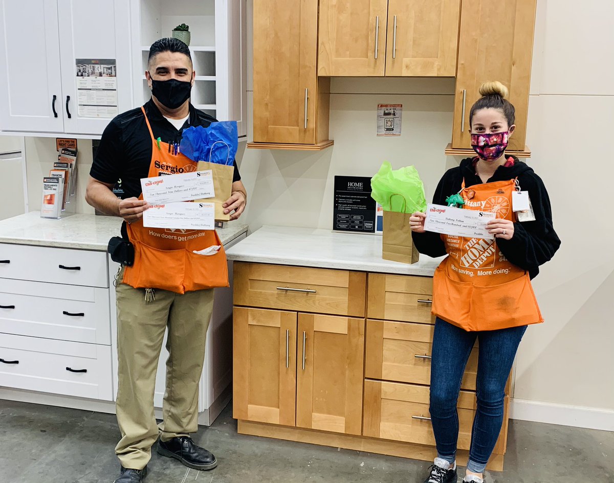 Alfredo90591446's tweet photo. When everyone is here to play we all win. Leadership team doing their part and being recognized with their own CHA-CHING checks! Thank you Brittany and Sergio #BigD #8426Strong https://t.co/6p79MWJmxx