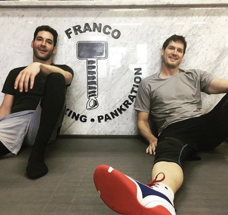 Tom_EllisFans's tweet photo. #TomEllis 
#DevilTraining #Vancouver w/#MikeCarpenter &amp; probably #TommyEurope in the area 😉 

B4 #Lucifer in #LA #LuciferMorningstar #LuciferOnNetflix #LuciferSeason4 https://t.co/U67NSDxGbb