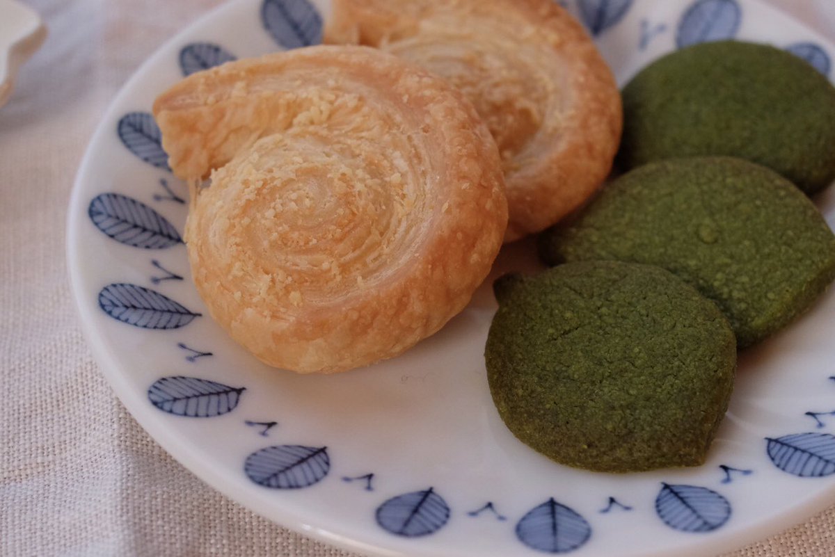 RFHNNeZbjdQAniS's tweet photo. 今日ははじめて抹茶クッキーを焼きました🍃
お茶の香りとほろ苦さがなんとも言えません☺️

冷凍パイシートに粉チーズを巻き込んだ、チーズロールパイも美味しゅうございました😋

#ムラヨシマサユキさん
#ムラヨシマサユキのクッキー
#CHEESEBAKE https://t.co/EeNp8FmHWO