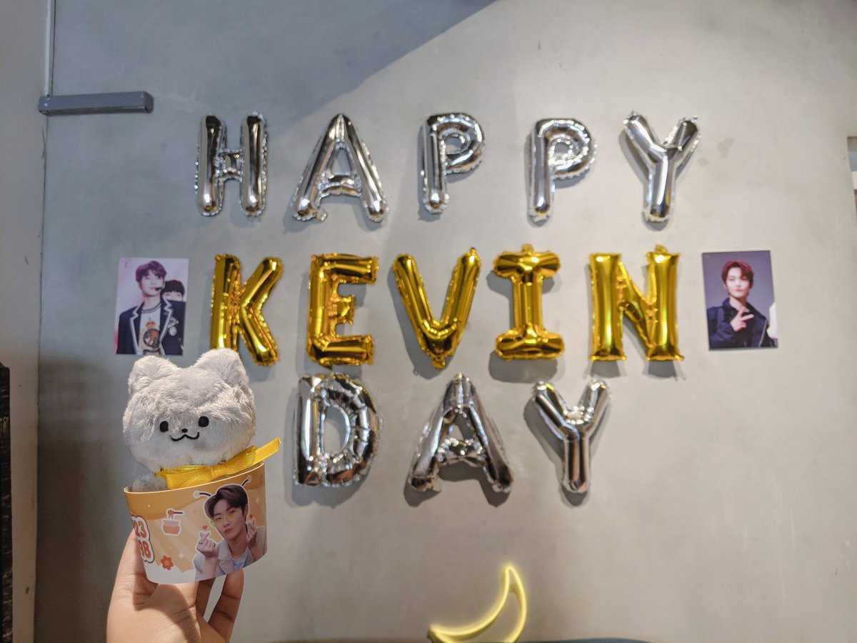 wonuyus's tweet photo. first ever tbz café event ◡̈ super cute cupsleeve and decorations ;w; 
brought junyang along to his friend's birthday party!!
🐝🌼🐝🌼🐝
@ourhoneybee0223 #honeybee켑day https://t.co/Z0V17a4RhC
