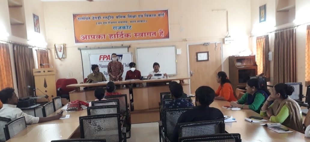 candid_11's tweet photo. Today FPA India Rajkot Branch organised "Sensitization meeting for Youth volunteers & Stake holders on Comprehensive sexuality education"☺️
#Sexual_Diversity&Pleasure
#Sexual_Health_n_wellBeing
#Sexual_Reproductive_Health&Rights
#Gender_Based_Violance
@FPA_India @MaheshR66200904 https://t.co/3GyiAzy3uQ