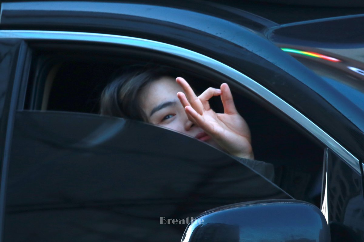 210221 퇴근
동그라미에 코 넣기 개인기하는 강아지같다

#몬스타엑스 #민혁
#MONSTA_X #MONSTAX #MINHYUK <a href="/OfficialMonstaX/">몬스타엑스_MONSTA X</a>
