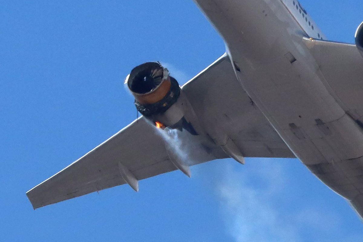 el_pais's tweet photo. Un vuelo de United Airlines sufre una rotura en un motor y deja caer trozos del avión en Denver. El aparato logra aterrizar en el aeropuerto a salvo. Las autoridades han informado de que no hay heridos https://t.co/6Eq4S9op6T https://t.co/rklOf7d7oi