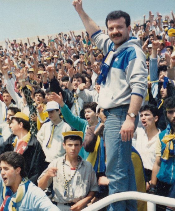 fenerlekal's tweet photo. Fenerbahçe tribünlerinin efsane amigolarından ‘Efsane Adnan’ geçirdiği kalp krizi sonrasında aramızdan ayrıldı. Fenerbahçe camiasının başı sağ olsun. https://t.co/8Bur5Equ95
