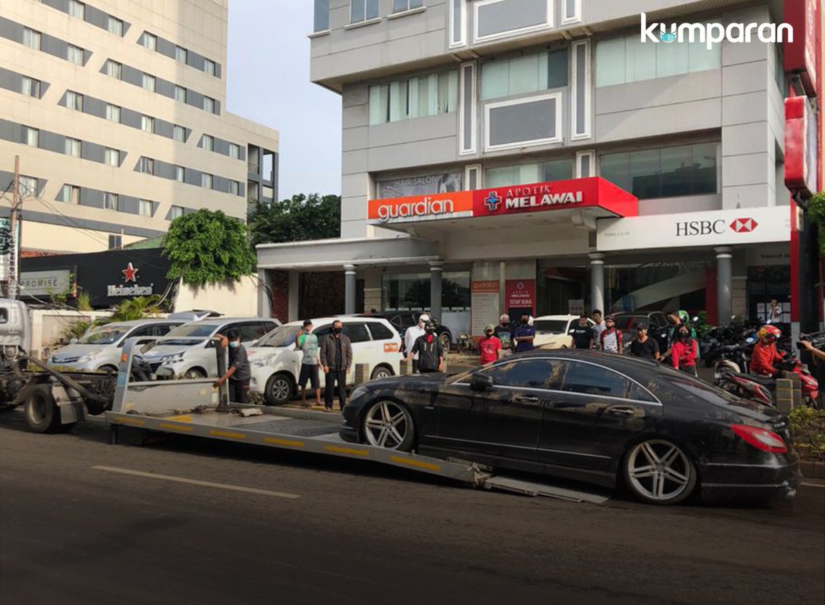 kumparan's tweet photo. Hari ini, Minggu (21/2) terlihat banjir sudah mulai surut. Kemang nampak porak-poranda, tapi manusianya bangkit.
📸 : @rizkigaga
#TopNews https://t.co/optAQf8bTO https://t.co/HIkP1qfWZp