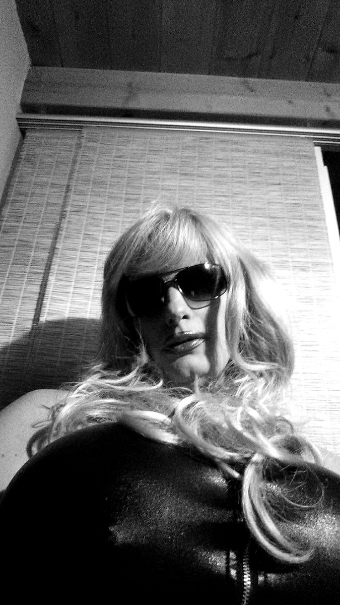 Welcher Sklave hat lust auf ne Cam Session mit der Herrin?

#findom #cam #sissy #trans