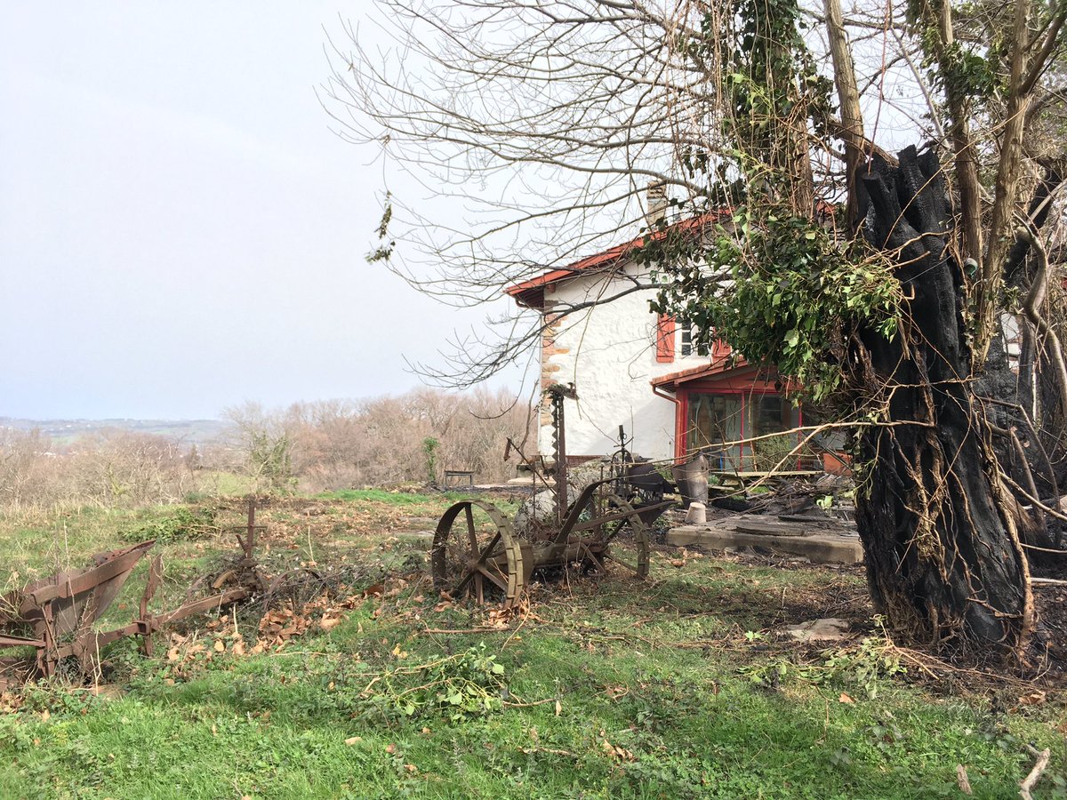 StephanieF3EH's tweet photo. [#PaysBasque #Incendie] A #Ascain le feu a été stoppé par les pompiers, parfois à la lisière d’habitations. Des bergeries ont, en revanche, été détruites @F3euskalherri @F3Aquitaine https://t.co/Q6H1hqQIBo