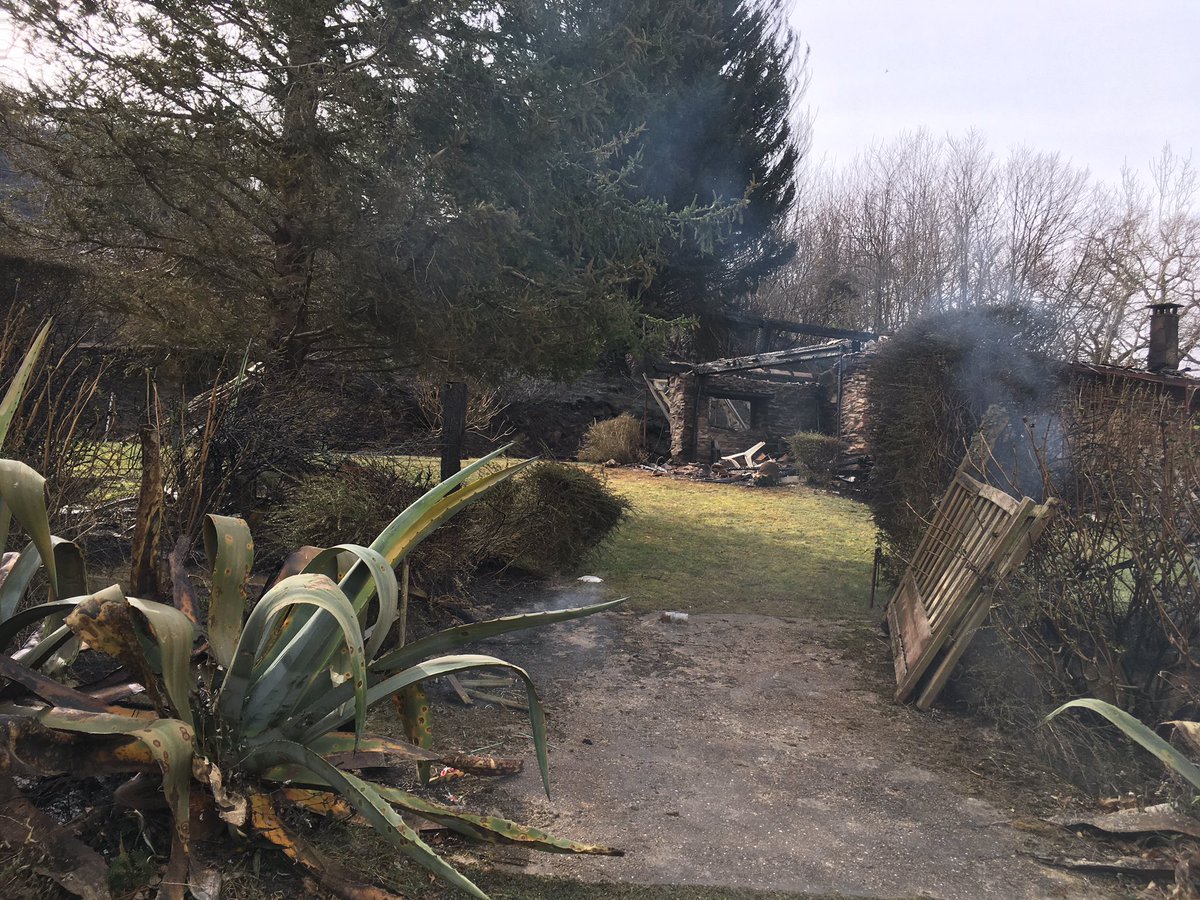 StephanieF3EH's tweet photo. [#PaysBasque #Incendie] A #Ascain le feu a été stoppé par les pompiers, parfois à la lisière d’habitations. Des bergeries ont, en revanche, été détruites @F3euskalherri @F3Aquitaine https://t.co/Q6H1hqQIBo