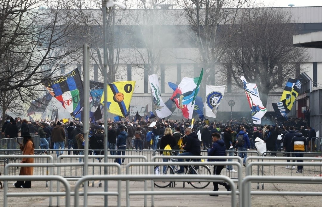 FBiasin's tweet photo. Se fossi il dirigente di un club di #SerieA sarei incazzato: si lasciano ammucchiare i tifosi fuori dagli stadi, allora piuttosto riapriamoli parzialmente, così almeno recuperiamo quattro soldi e mettiamo da parte un po' di ipocrisia.

#DerbyMilano #MilanInter https://t.co/hGVIw0Pxo4