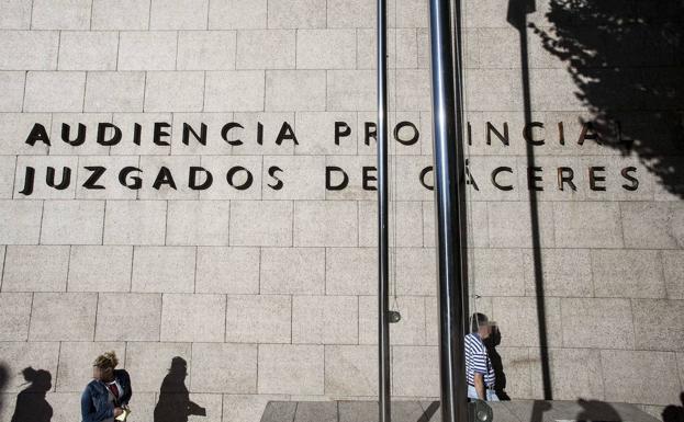 Condenada una animalista de Madrid por exigir dinero para devolver una gata perdida en Cáceres