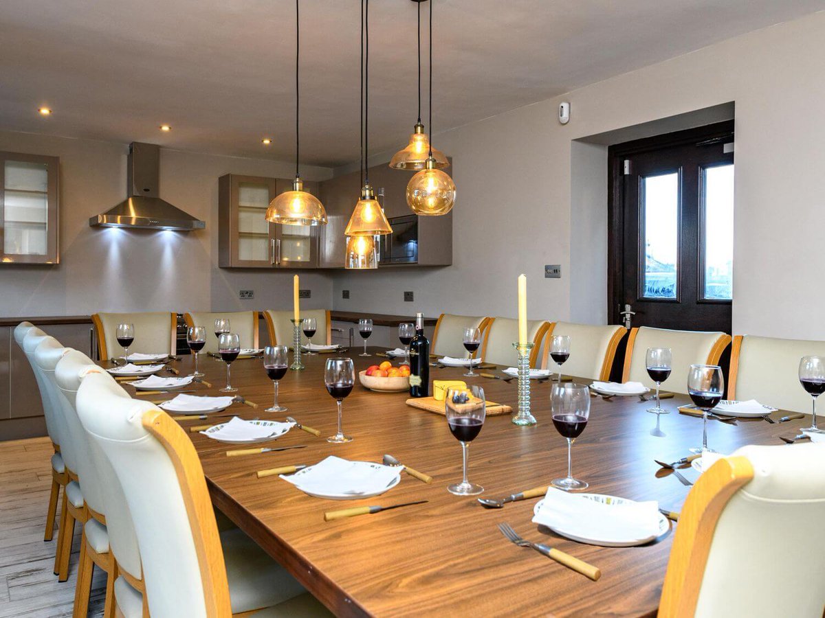 🍻 Hire this refurbished pub in the Lake District 😎

Sleeps 16, hot tub, games room, 4 poster bed, basement cinema, cave bar, games room and much more! 👉 bit.ly/2XBMlVq

💸 School Holiday Special Offers? 👉 bit.ly/3sU27s2