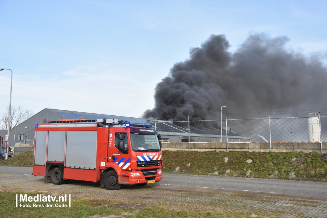 Op de Hoogeveenseweg in Hazerswoude Dorp woedt momenteel een grote brand in een loods. De brandweer is met groot materieel ter plaatse.
