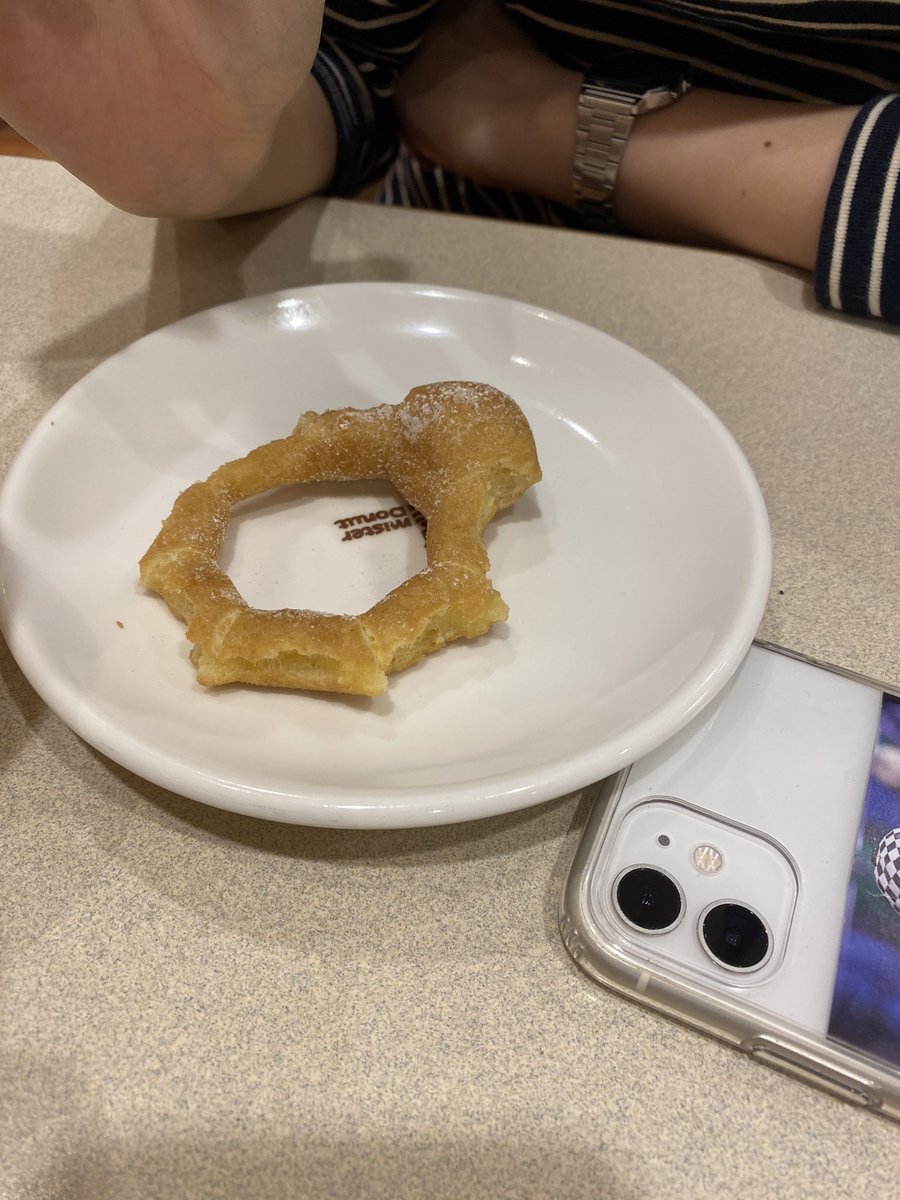 Uto_Spring44's tweet photo. 彼女のポンデリングの食べ方がどう考えてもおかしい。 https://t.co/1O4wpJWCDZ