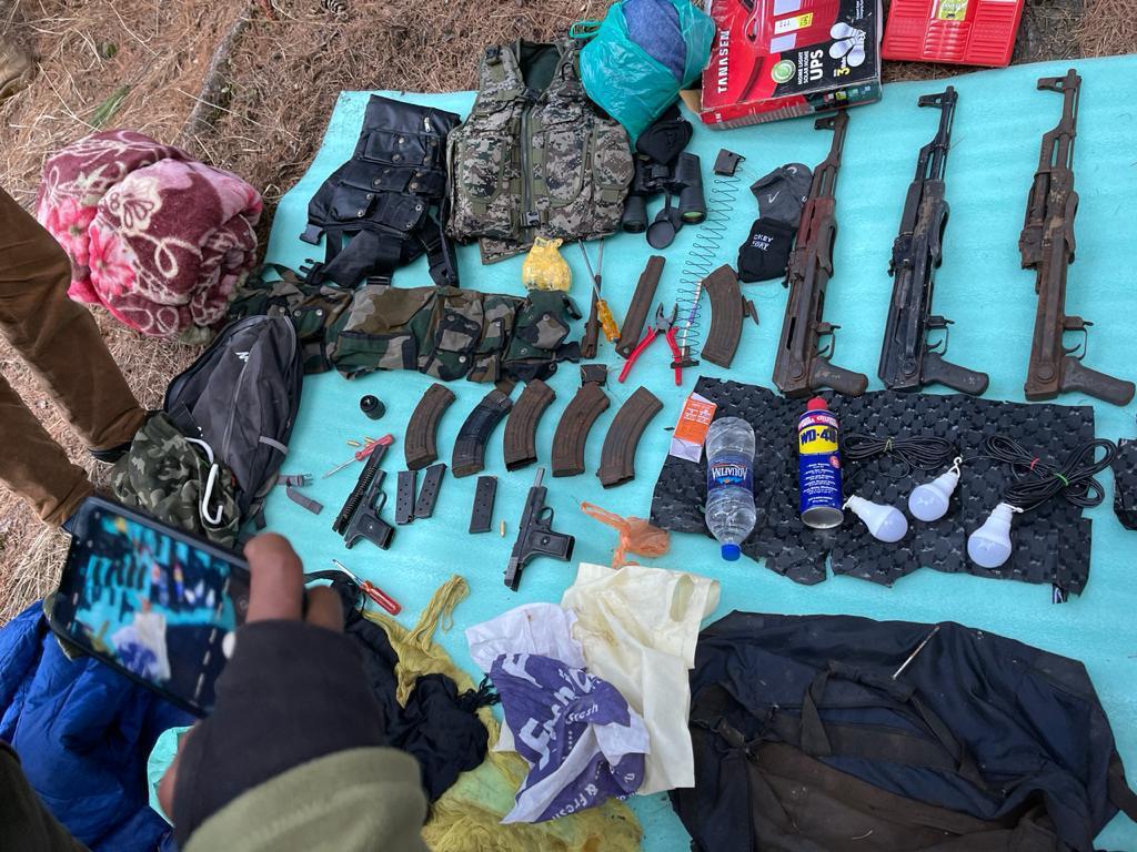 war_noir's tweet photo. #Hammu & #Kashmir: A hideout found by Security Forces in #Anantnag (the group is not specified).
The weapons cache appears to be including two Post-1947 TT-33 pattern pistols (likely Chinese Type 54 / M20 pistols), three Chinese Type 56-1 rifles, at least six mags etc.... https://t.co/uP02JSVtw8