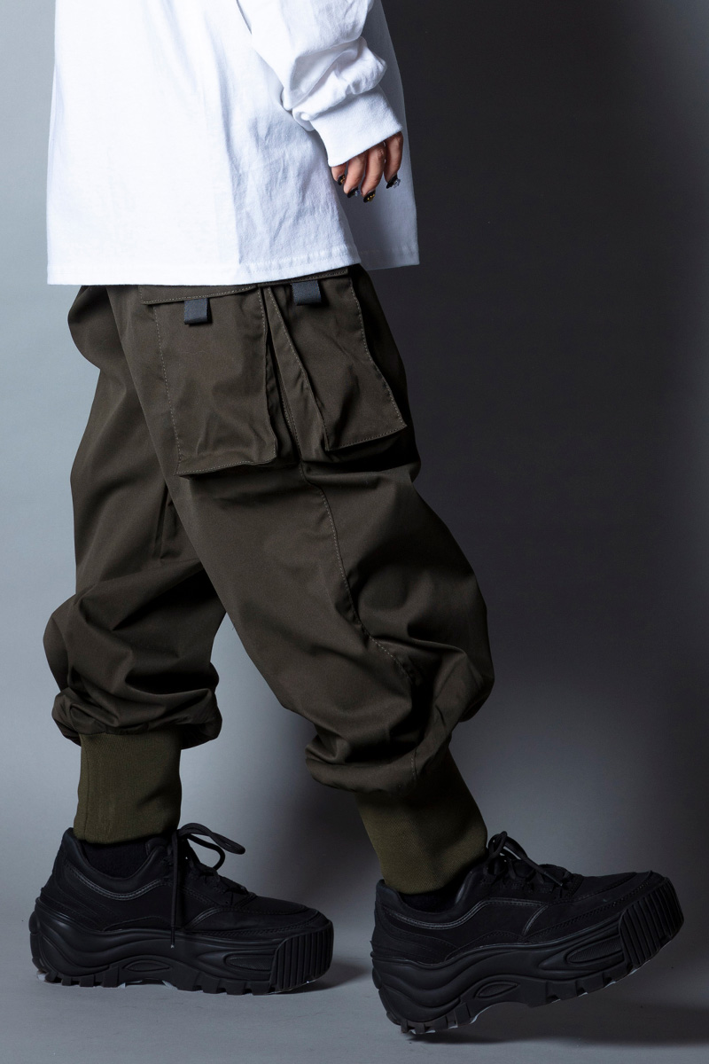 Gekirock Clothing A Twitter Di Vision 12th Season 期間限定予約開始 Asymmetric Cargo Pt T Co Nxnetmqbnu 左右非対称なポケットが配置されたワイドシルエットのカーゴパンツ 長めのリブを裾に配することでリブを折り曲げての着用やリブ部分のソックス