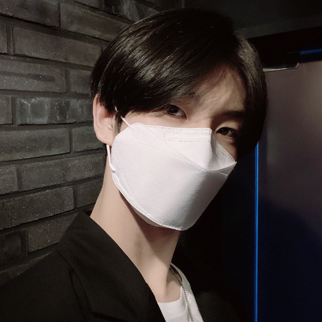 OfficialBluedot's tweet photo. [#전도염] 안녕하세요! 도염입니다!
오늘은 저의 생일입니다!😊
생일 축하해 주셔서 정말 감사드리고 덕분에 행복한 하루 보낸 것 같아요☺️ 
여러분도 모두 행복한 하루 보내셨길 바라고 곧 좋은 모습으로 찾아뵙겠습니다! https://t.co/ElAyVDLggs