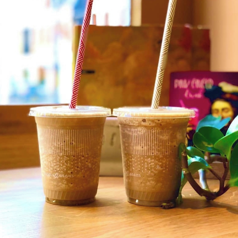 Vorig weekend nog ijs op de sloten, dit weekend ijs in je koffie! 🤩 De ijskoffies staan klaar om opgehaald te worden tijdens je wandeling! #ijskoffie #lente #bagelsbeans