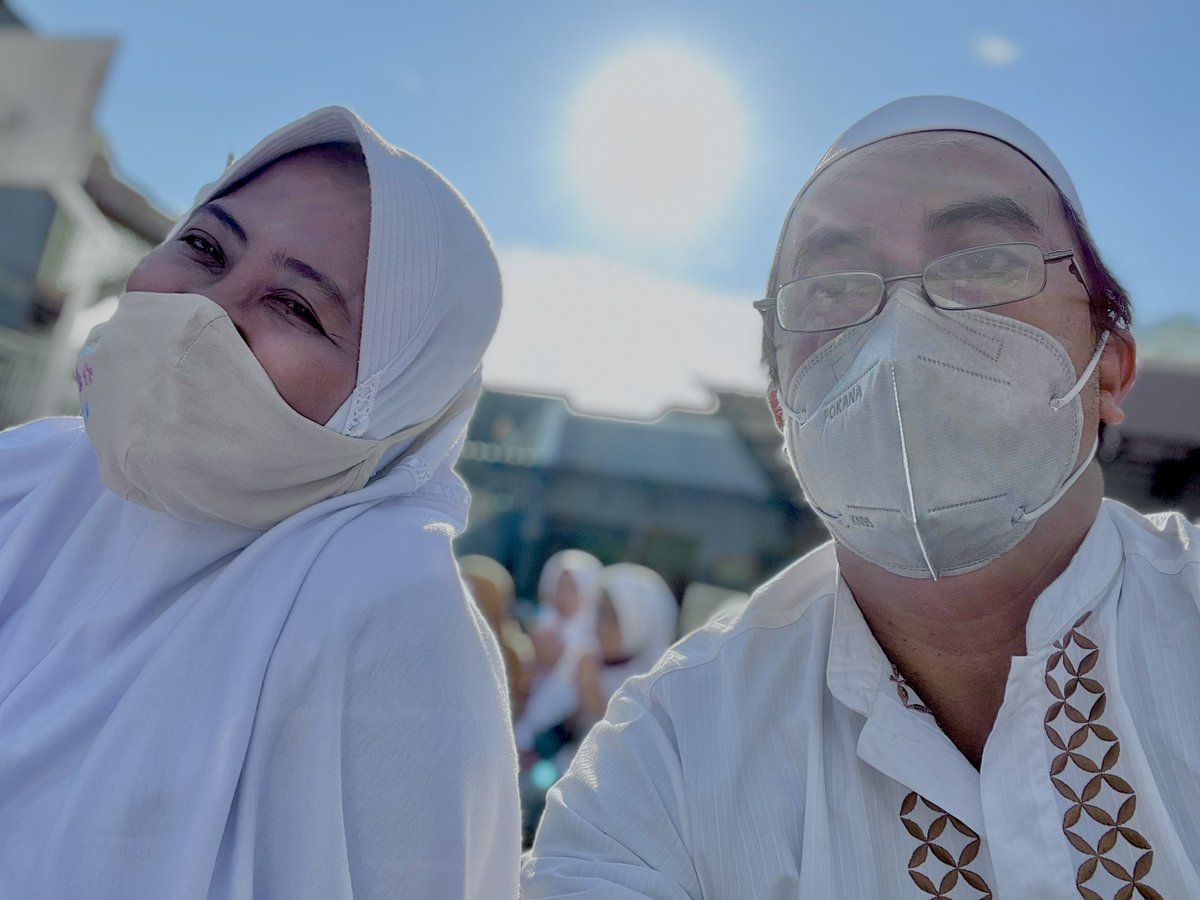 Teman berselisih, berselisih usia, hobi, kebiasaan, karakter, pemikiran, pendapat, pendapatan, dan banyak lagi perselisihan lainnya. Beruntungnya, kami punya 1 persamaan yaitu komitmen. Dan matahari pun menjadi saksi.