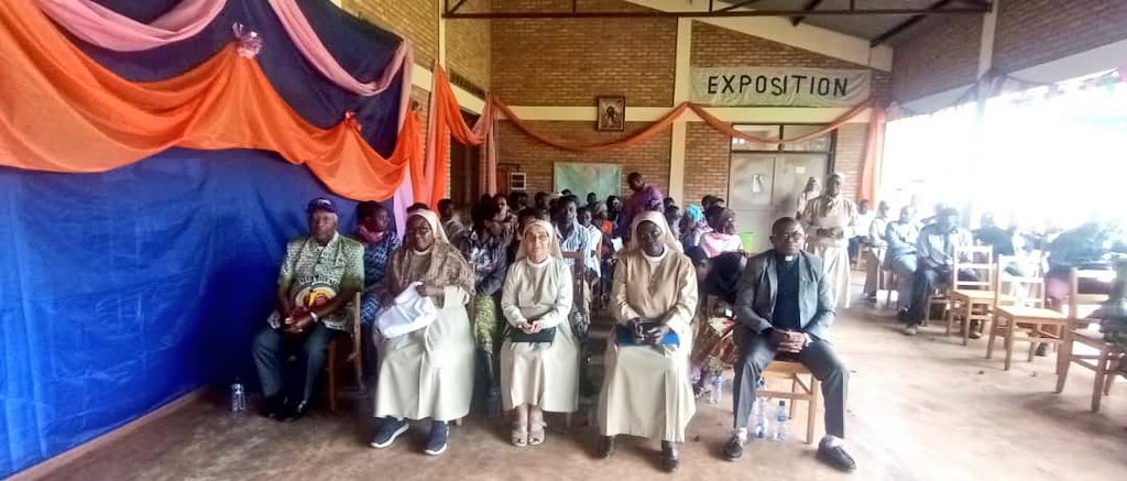 EnfantBurundais's tweet photo. 📚Ce 20 février 2021, journées portes ouvertes à l'Ecole Technique Saint Tadini de #Mugutu en commune #Gitega de la province @Gitega. Elle comprend les section Hôtellerie, Tourisme et couture avec à son actif, un taux de réussite de 100% à l'#Exetat2020

#Burundi #education https://t.co/NJjESM2aFD