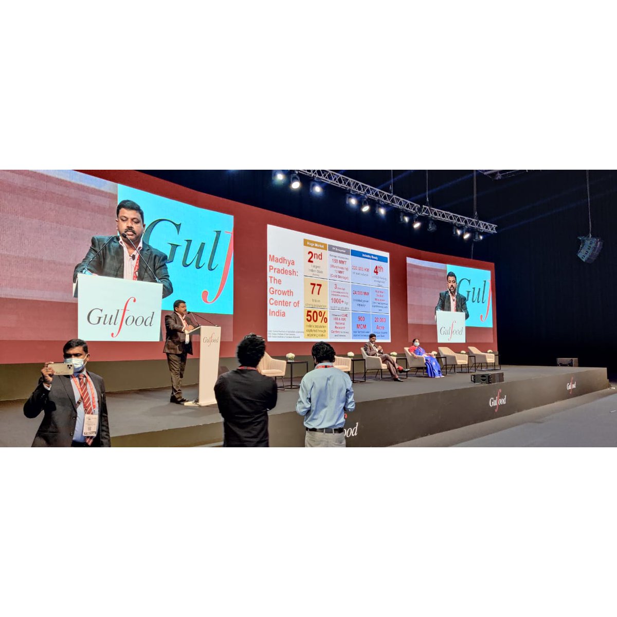 ICC_Chamber's tweet photo. Mr. John Kingsley, IAS, MD, Madhya Pradesh State Industrial Development Corporation addressing the participants on the business and investment opportunities in Madhya Pradesh at #gulfood2021
@Gulfood @minmsme @MPIDC https://t.co/UI26liTBaU