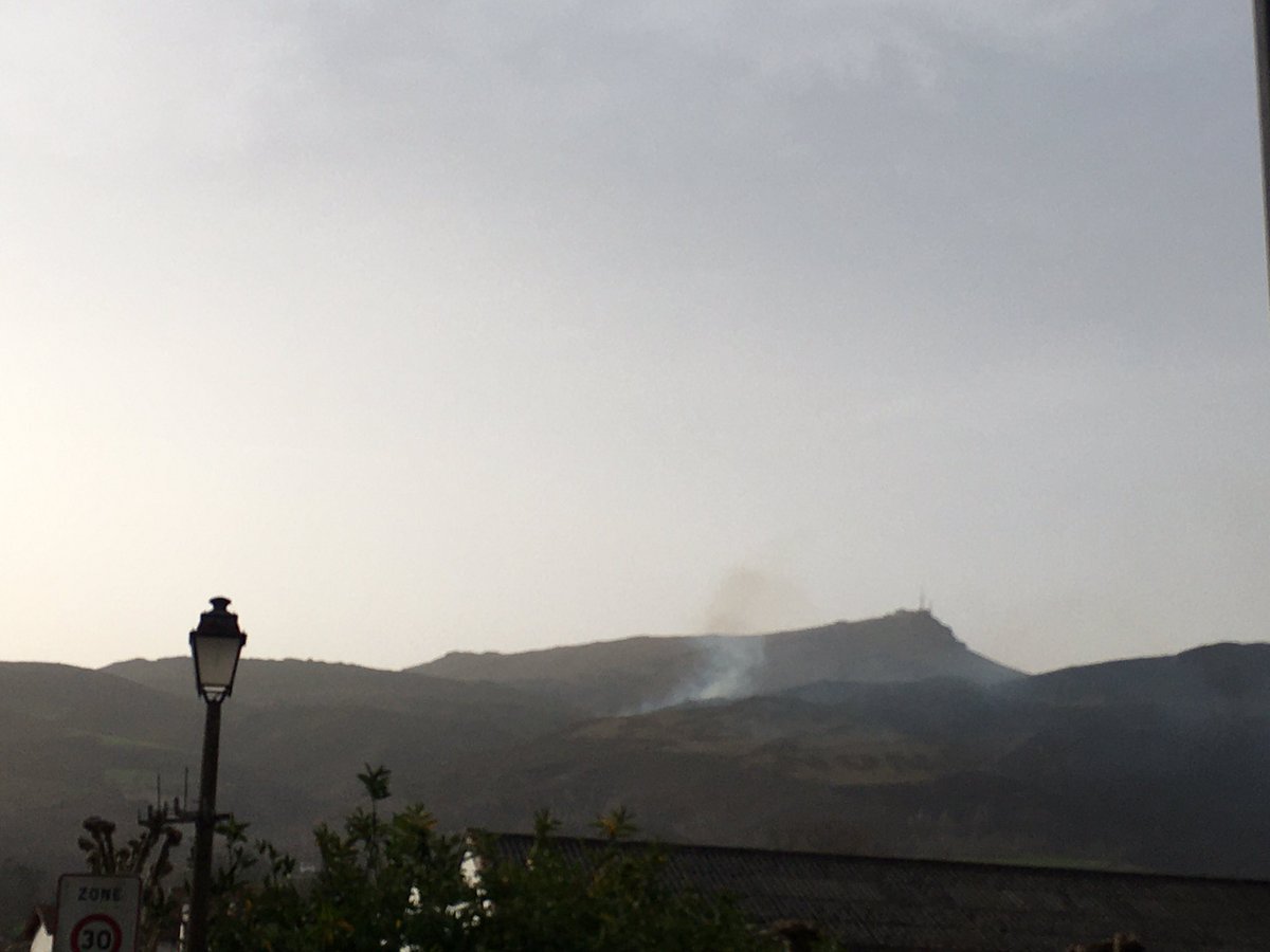 StephanieF3EH's tweet photo. [#PaysBasque #Incendie] 700 ha ont brûlé autour de la Rhune entre Biriatou Urrugne et Ascain 100 pompiers toujours en action ce matin Une enquête est ouverte pour destruction par incendie Infos à suivre @F3euskalherri @F3Aquitaine @franceinfo https://t.co/jyRv2uBCOB