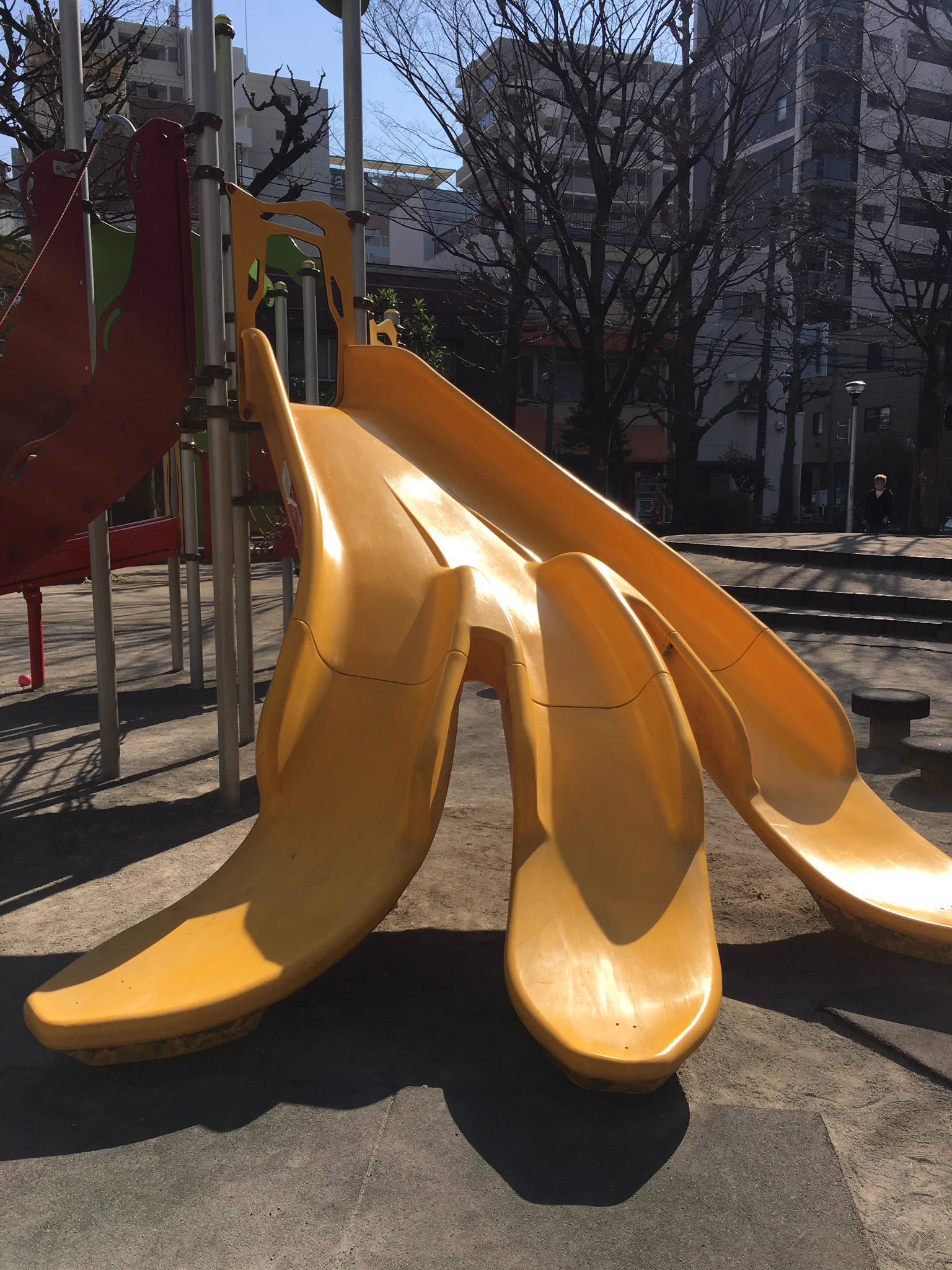 遊び方を間違えると大惨事に？下半身が大変なことになるかもしれない滑り台www