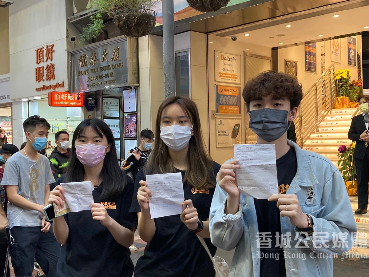 hkcitizenmedia's tweet photo. 【 警方截查賢學思政旺角街站　一度舉起紫旗 】

賢學思政在旺角擺街站，呼籲港人杯葛「安心出行」及關注極權在世界所做的惡行，包括在緬甸發生的暴力。

期間有警員到場並截查在場成員，其後抄下其身分證和票控3名成員；據稱警方一度舉起紫旗。擾攘過後，警員在旁觀看，有警員持續拍攝現場街站狀況。 https://t.co/FSmh1rM2fe