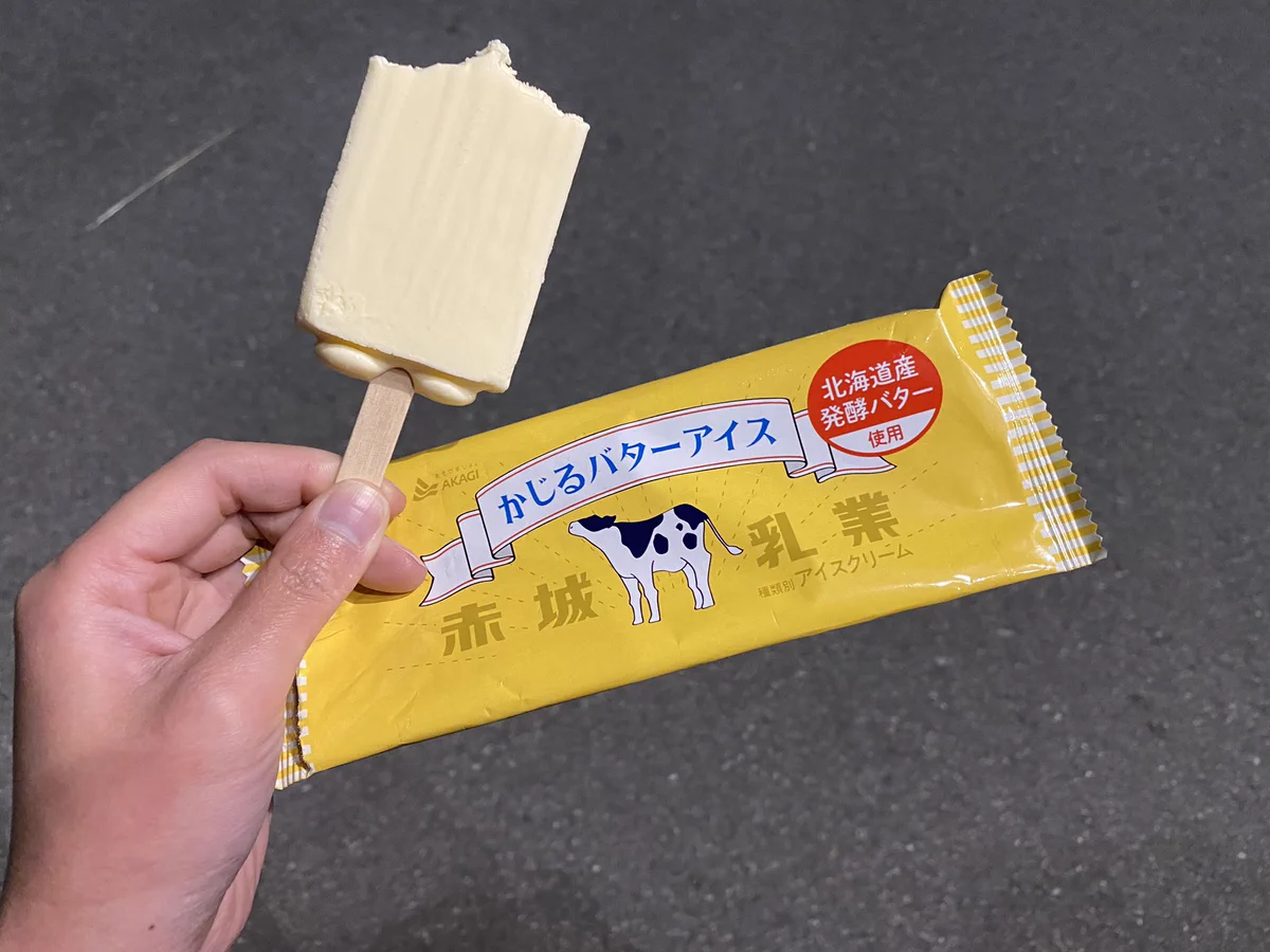 まるでバターを食べているかのよう！赤城乳業の『かじるバターアイス』が背徳感たっぷりと注目されています！！