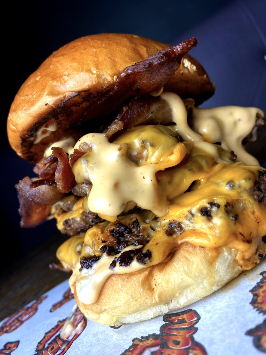 BigBaldTone's tweet image. Oh Gordon, just like the episode with your fry-up &amp;amp; ducking the challenge with @fryuppolice, this is woefully lacking...
@fupburger on the other hand, makes a proper burger...
#BurgerOff #KeepitGreasy