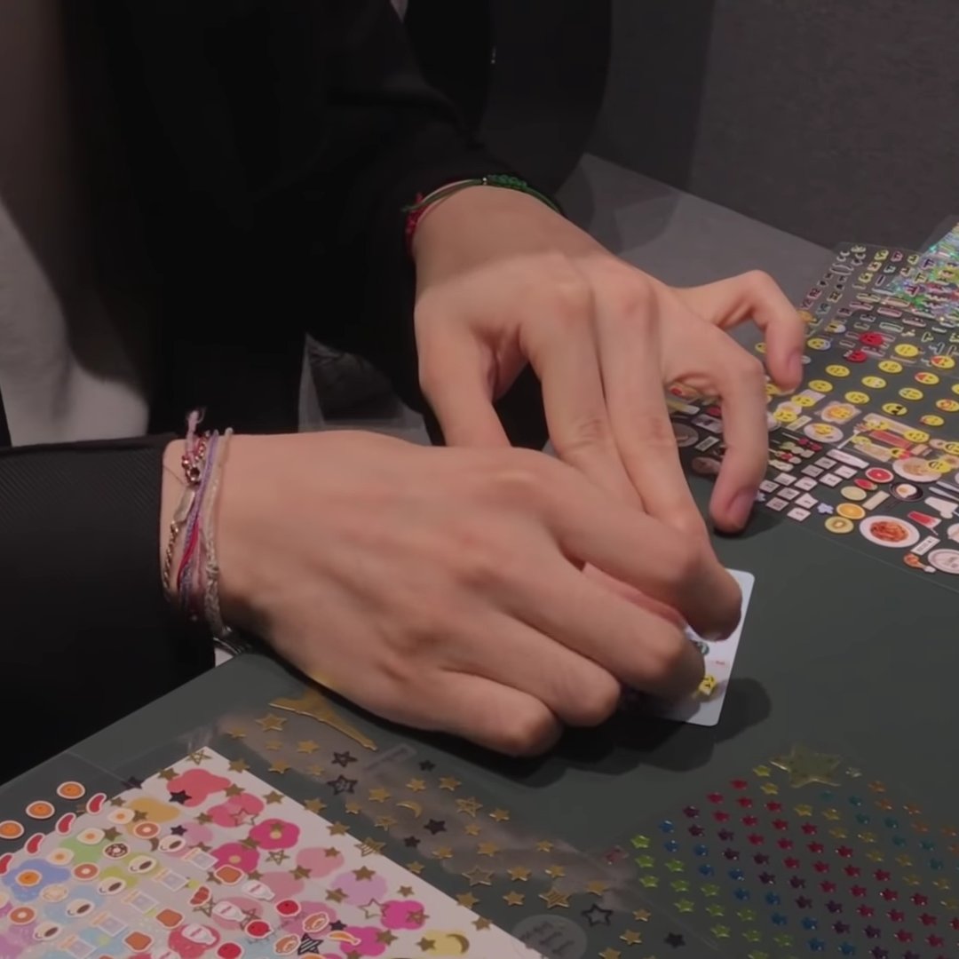 jkyoongs's tweet photo. yoongi's hands: a thread https://t.co/89kxt4Y8WN