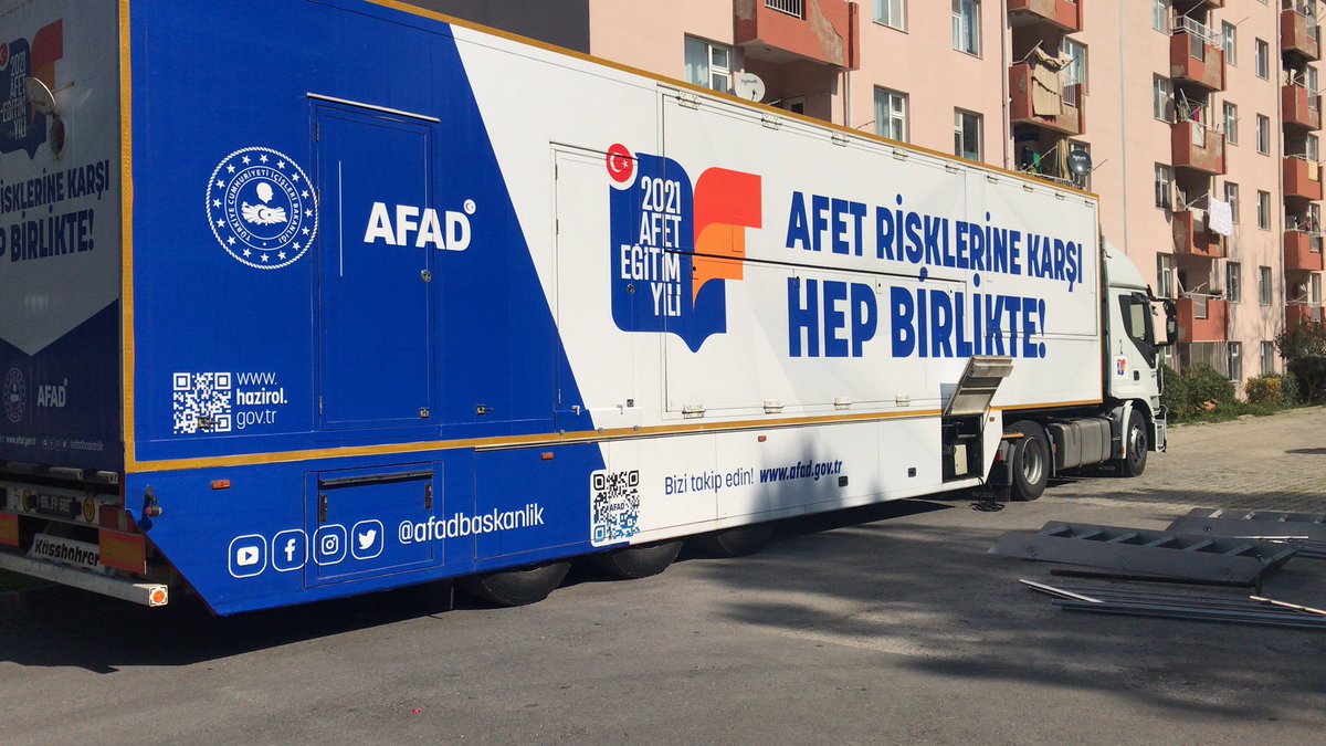 EgeOrdusu's tweet photo. AFAD İzmir bölge müdürlüğü koordinatörlüğünde deprem eğitimi lojmanlarımızda yapılmıştır https://t.co/ASQmLmtFYB