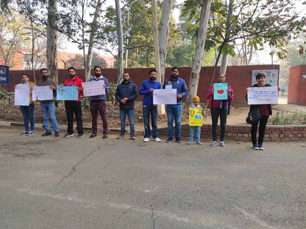 Punjabipedia1's tweet photo. #SavePunjabi
#SavePunjabiUniversity
#MotherLanguageDay
#CMPunjab

ਚਲੋ ਜੇ ਸਾਂਝਾਂ ਪਿਆਰ ਦੀਆਂ ਨਹੀਂ,
ਨਾ ਇਹ ਜਿੰਦ ਤੇ ਜਾਨ ਦੀਆਂ। 
'ਦਾਮਨ' ਇਹ ਤੇ ਰਹਿਣ ਦਿਓ,
ਕੁੱਝ ਸਾਂਝਾਂ ਰਹਿਣ ਜ਼ੁਬਾਨ ਦੀਆਂ।
-ਉਸਤਾਦ ਦਾਮਨ (ਲਾਹੌਰ) https://t.co/dsQjRl4PFj