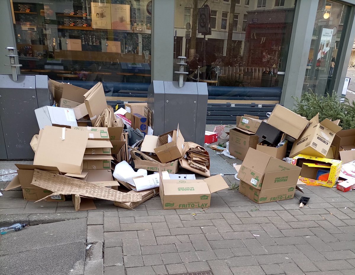 NoordSpoort's tweet photo. Kijkt u mee @StadsdeelZuid? Iets zegt mij dat die berg Frito Lay dozen, voor de Starbucks in G. Doustraat, van een aso ondernemer zijn, die geen ophaal abonnement wil betalen. Gevolg: rotzooi en afvalstoffenheffing bewoners gigantisch omhoog. #trashwithcash #aso020 Graag actie! https://t.co/Mc3gMZ9NYG