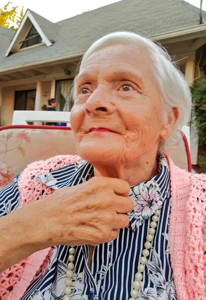 mirasanjuan's tweet image. Adiós, mamá
Juanita Cornejo Yeite
4 de marzo 1939 - 19 de febrero 2021
Mamá, vivirás en mí y en todas las personas que tuvimos la fortuna de conocerte y de amarte.
Gracias, mamá, por cuidarme, por trenzar mi pelo y por enseñarme canciones mientras colgabas la ropa...