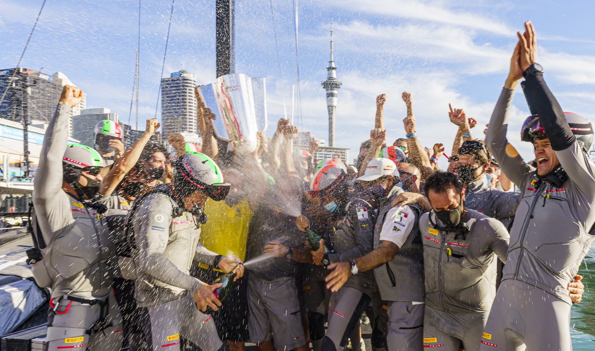 Luna stellare ad Auckland! Domina #ineosteamuk nella selezione tra gli sfidanti e conquista, 21 anni dopo, la finale dell'#AmericasCup contro #NewZealand. Complimenti a tutto il team @lunarossa. Siete stati pazzeschi: non smettete di farci sognare!🇮🇹 #vela