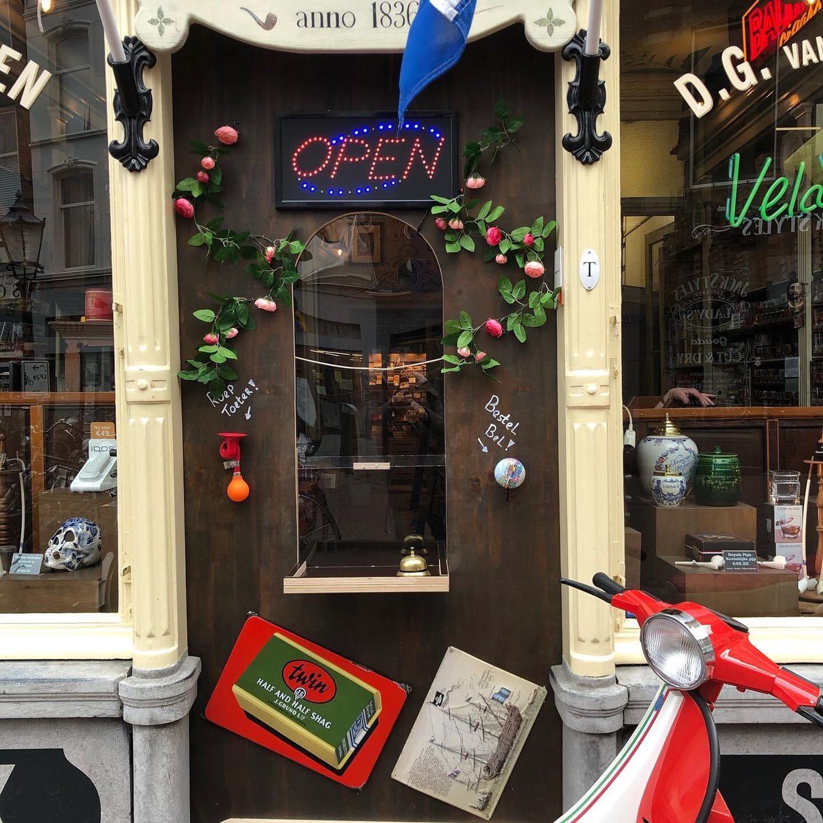 Compaenen DG van Vreumingen in Gouda is weer geopend voor afhalen met een bijzondere loket . 
Heb jij hier al besteld ? #oudstetabakzaakvannederland <a href="/winkelshopping/">Winkelshopping</a>
