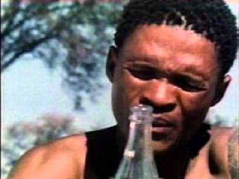 マルボケ コイサンマン 東宝東和配給19年7月29日公開 あれから数年 ニカウは以前コーラ瓶を神に返す為に世界の涯に行った話をしたりしつつも相変わらず部族の皆と気ままに暮らしていた ある日子供達が密猟者のトラックに乗ってしまい行方不明に 捜しに