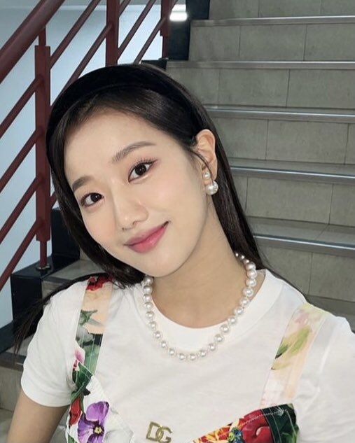 아무리 화려한 패턴의 옷을 입어도
나은이 얼굴이 더 화려하지 ⁎ᵕᴗᵕ⁎