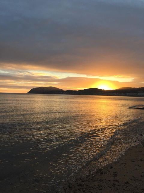 Visiting_Conwy's tweet photo. Since you can't come to North Wales at the moment, we'll bring North Wales to you. We love this image of a sunrise on Llandudno beach taken by Andrea Burton. Thanks for sharing with us #VisitConwyLater #AtHomeWithConwy https://t.co/AZsDIUDZw2