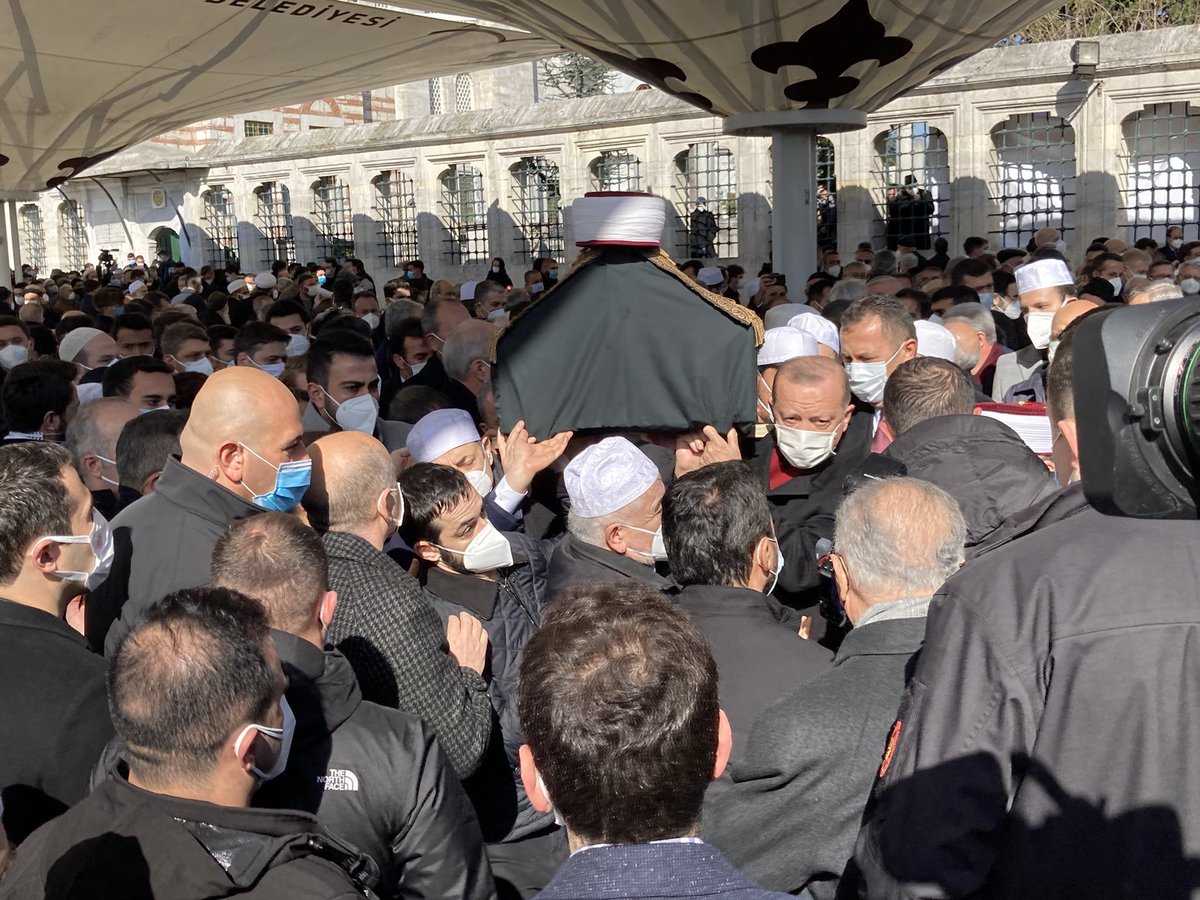 كل أركان الدولة التركية على رأسهم الطيب أردوغان كانوا قبل قليل بوداع عالم الحديث النبوي الكبير الشيخ محمد سراج في مسجد السلطان محمد الفاتح بمدينة إسطنبول