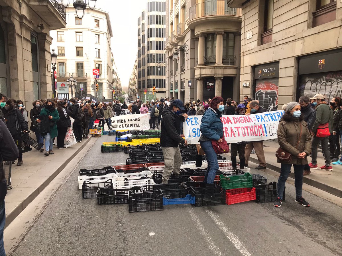 Xarxa_Clot_Ca's tweet photo. Les xarxes de suport i xarxes d’alimentació ens plantem! Demanem pa, sostre i treball per totes les veïnes! La solidaritat és la nostra millor arma! #SuportMutu https://t.co/ijk1XJpnm2