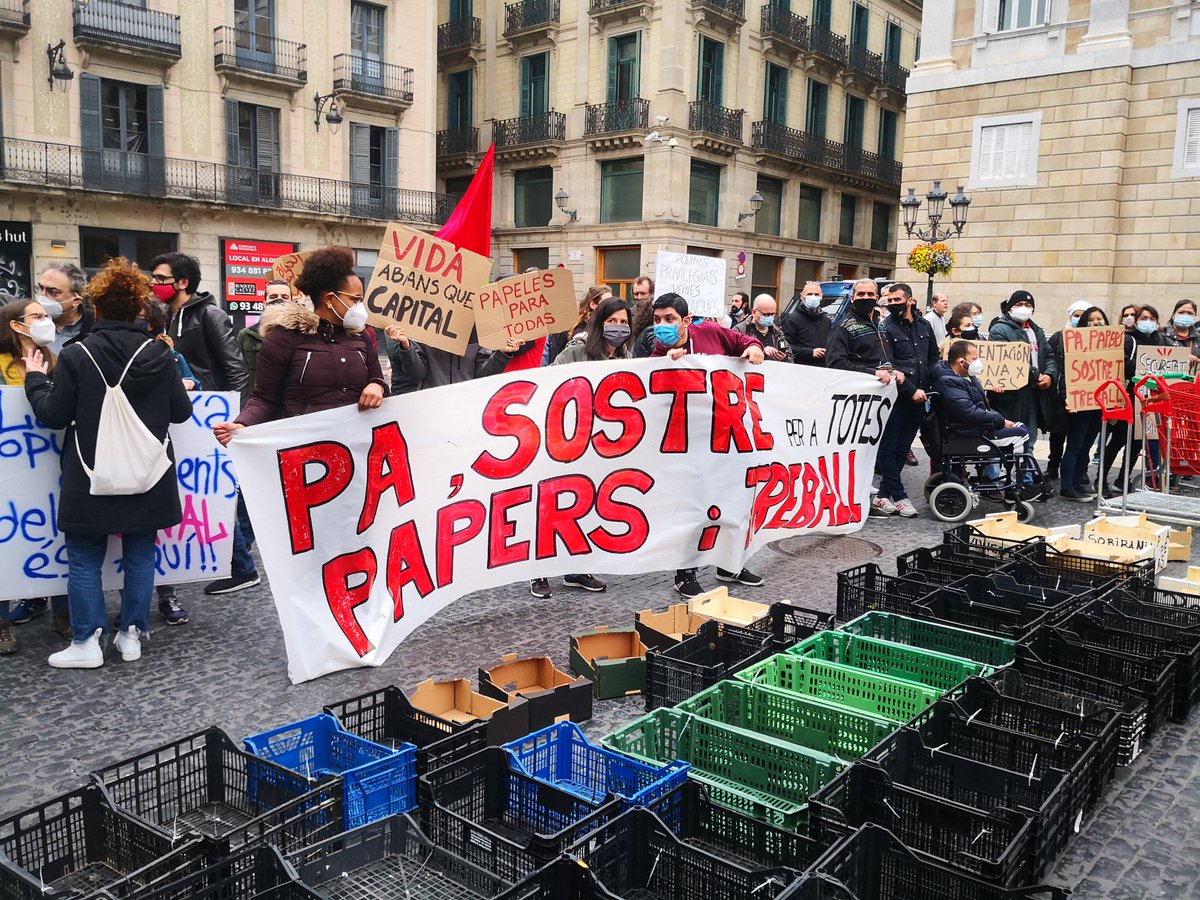 CUPBarcelona's tweet photo. Avui les Xarxes de Suport Mutu i Aliments prenen Sant Jaume per demanar pa, sostre, treball i papers per a tothom!! #InterxarxesBCN #VidaAbansQueCapital #XarxesSuportMutuBCN https://t.co/AS3gdiyPqa