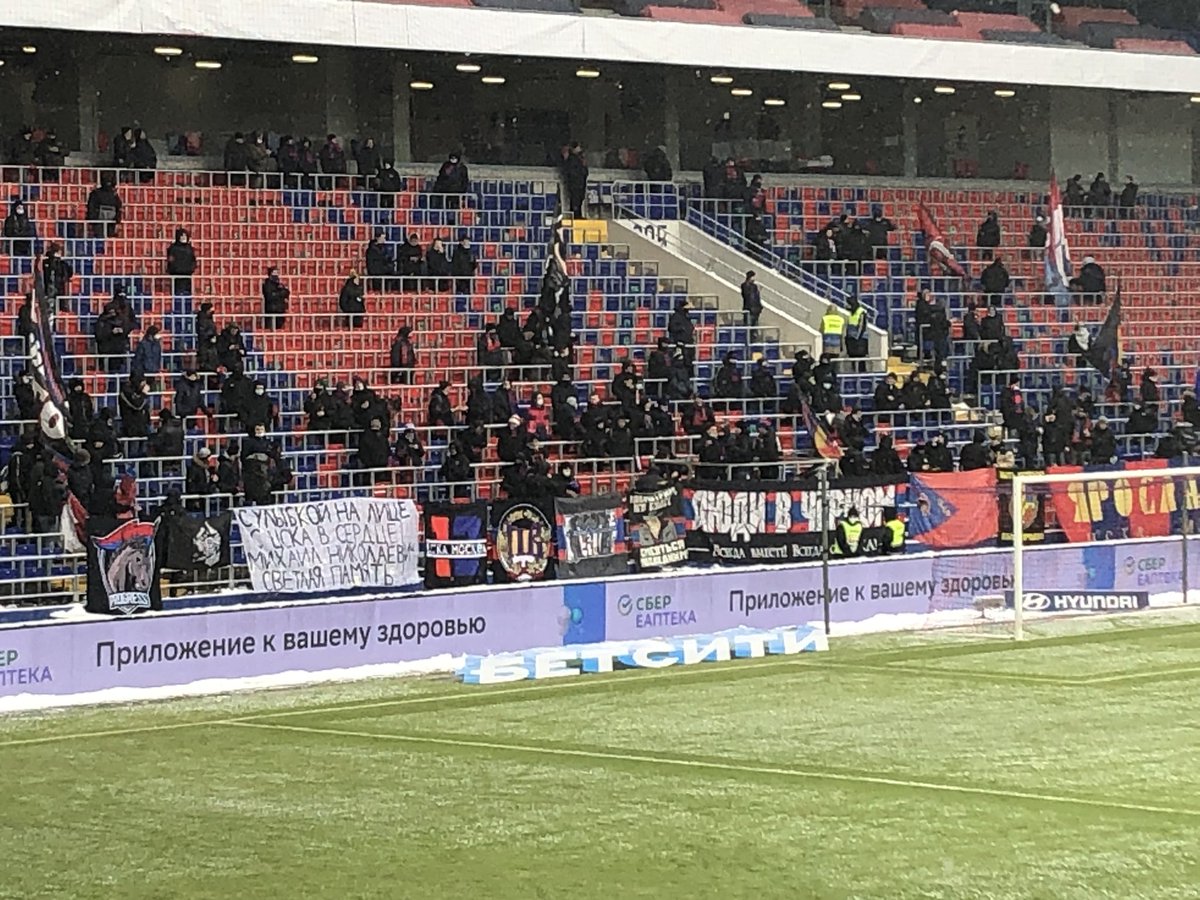 Болельщики <a href="/pfc_cska/">ПФК ЦСКА Москва</a> почтили память многолетнего массажиста команды Михаила Насибова. Ему было 67 лет
#КубокРоссии #ЦСКАСКАХабаровск