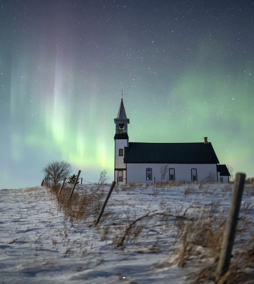 The sky above the Canadian prairies seemed to be celebrating something big last night. #landoflivingskies #explorecanada @weathernetwork @CanGeo #sharecangeo