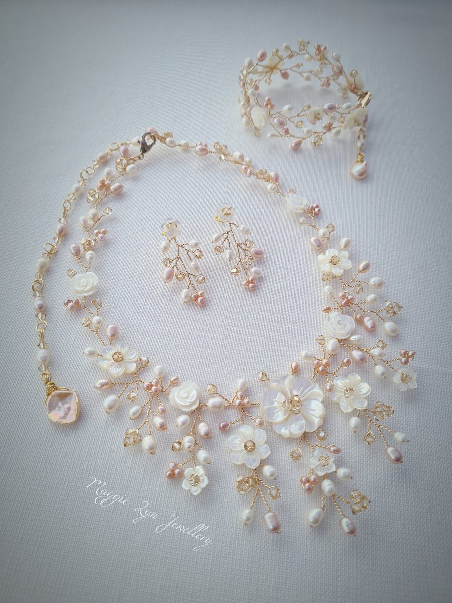 The Autumnal Bridal set from last week turned out even prettier than I had imagined. 🍁

#bridaljewellery #bridalset #bridalaccessories #atumnalwedding #beautiful #wedding #weddinginspiration #weddingjewellery