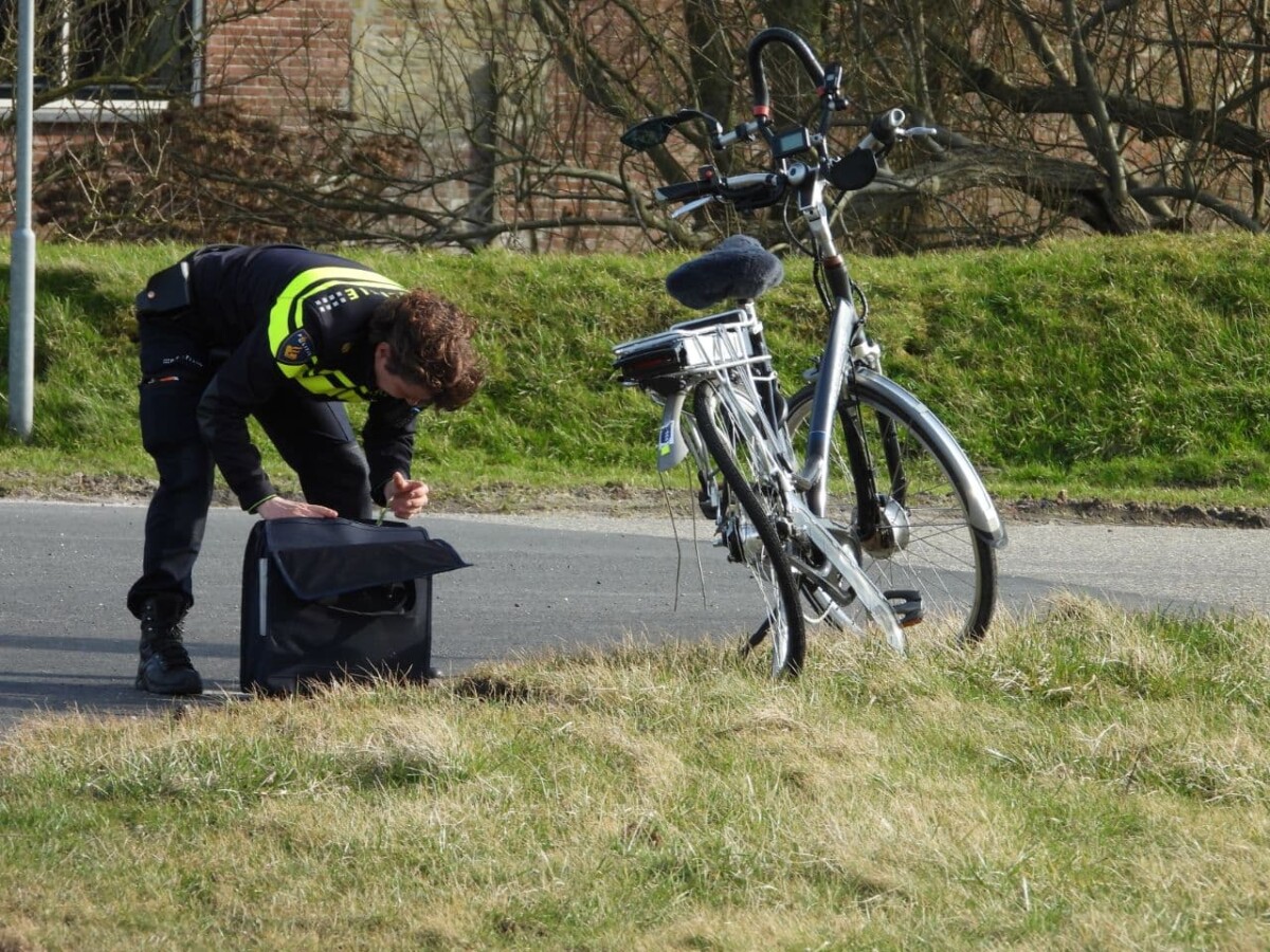 Fietser met spoed naar het ziekenhuis na fors ongeval op N393 - #Friesland -..