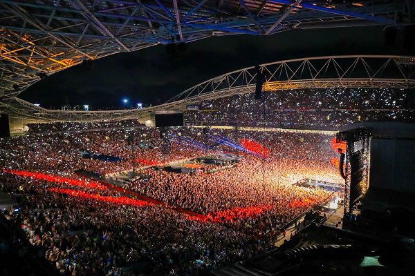 CallOutCalPal's tweet photo. Shoutout to the Old Me but make it 5sos’ growth as a band
12 people crowd > 75,000 people crowd
#1YearOfOldMe #OldMeGlowUp https://t.co/kCxyp8HfmF