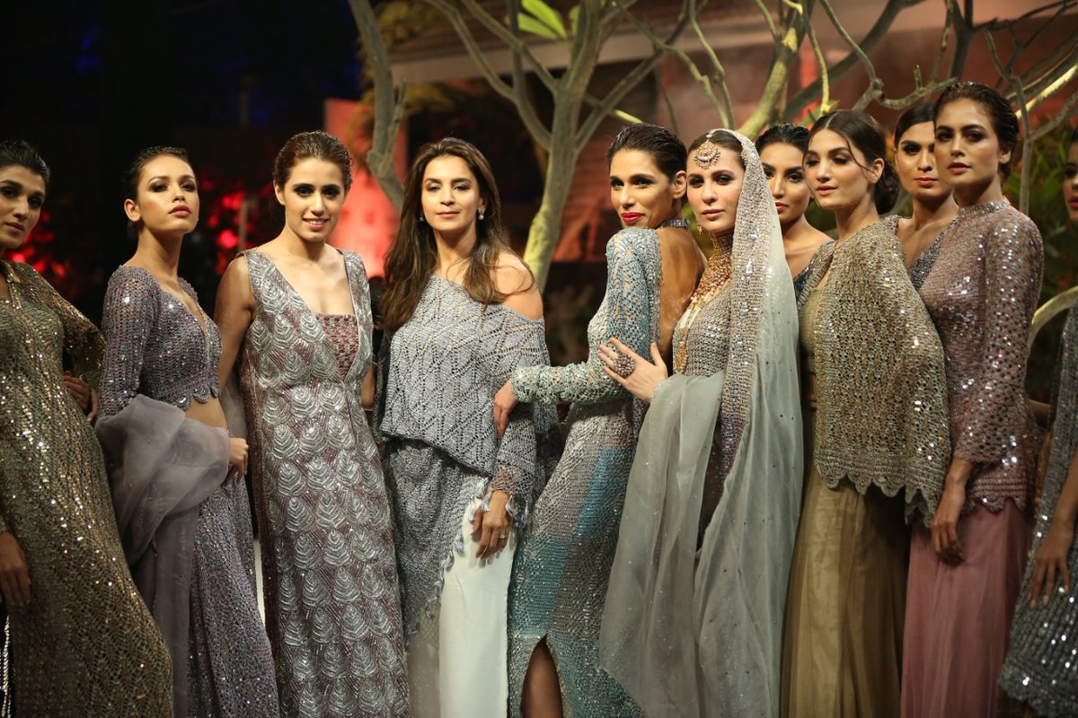 MediaSpringPk's tweet image. Colour Me Delphi by #delphionline is an amalgamation of contemporary-crafted silhouettes and colour-blending techniques that set Nida Tapal’s collection apart. The use of metallic tones served to bring a uniqueness on the ramp, @nausheenshah walked as the showstopper.

#FPW2021
