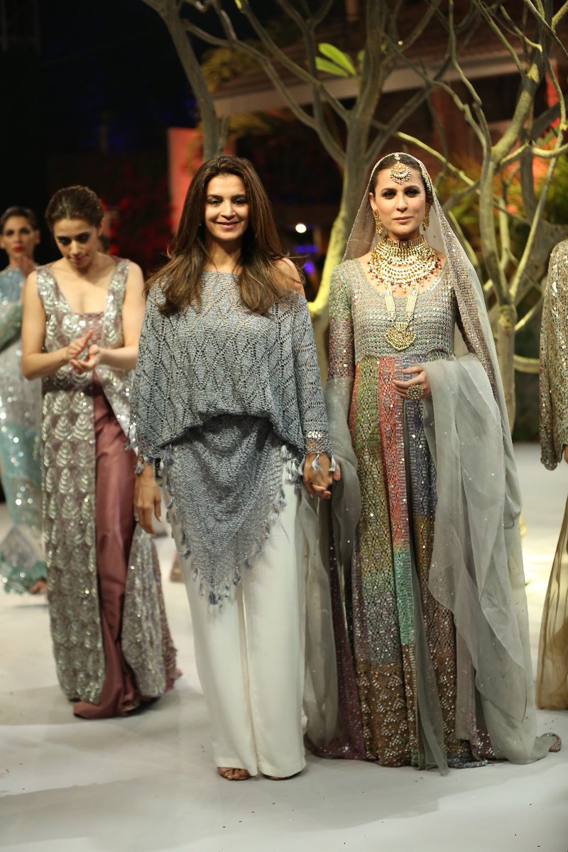 MediaSpringPk's tweet image. Colour Me Delphi by #delphionline is an amalgamation of contemporary-crafted silhouettes and colour-blending techniques that set Nida Tapal’s collection apart. The use of metallic tones served to bring a uniqueness on the ramp, @nausheenshah walked as the showstopper.

#FPW2021