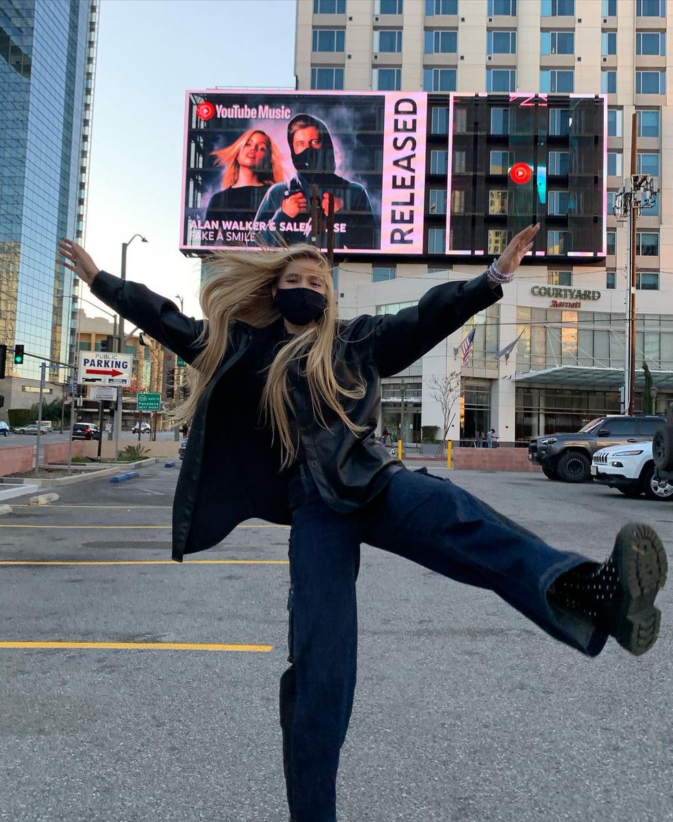 HELP <a href="/IAmAlanWalker/">Alan Walker</a>  and i are trapped inside a billboard !! SHMANKS <a href="/youtubemusic/">YouTube Music</a> 🖤🐶